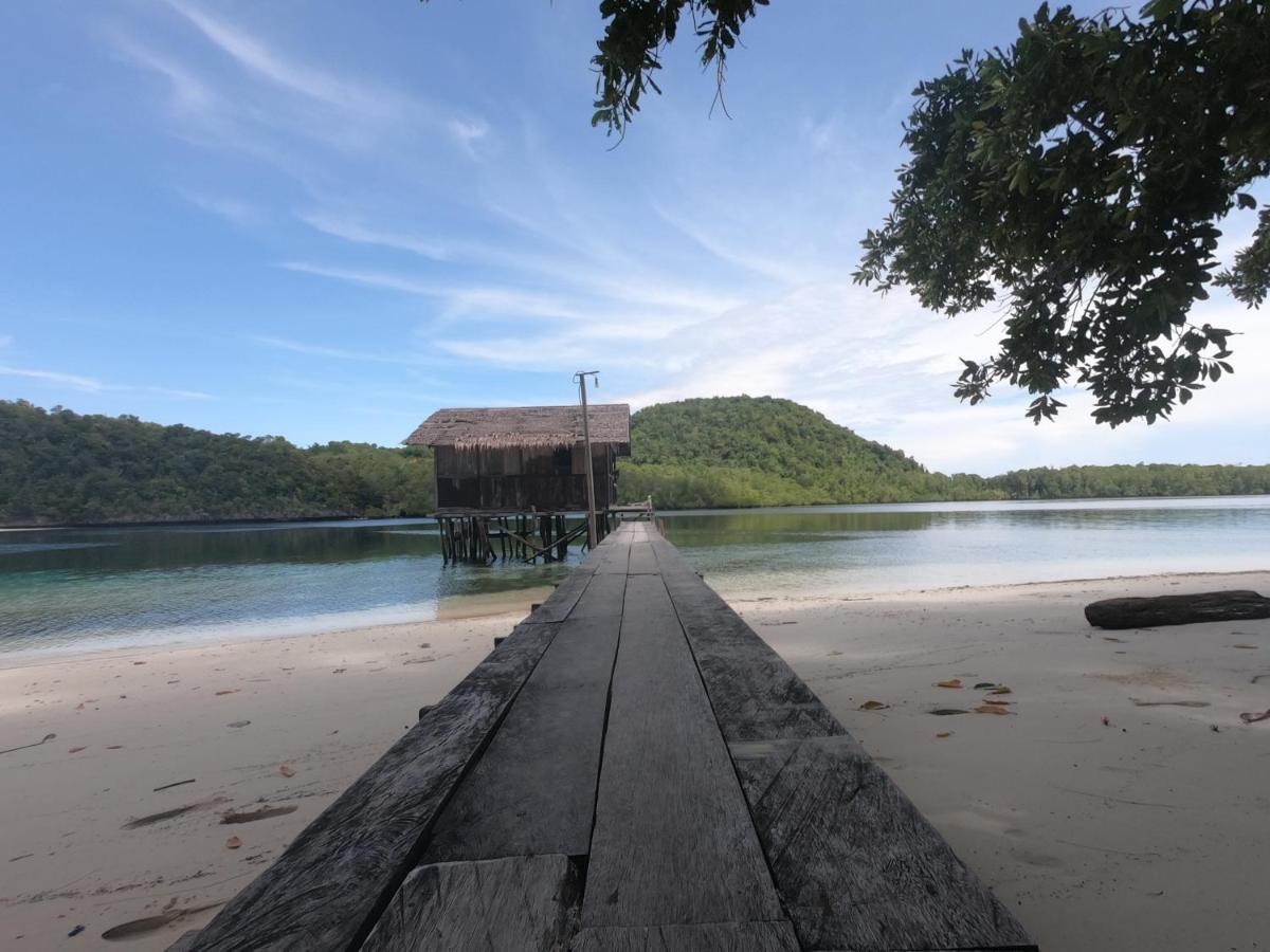 Ambower Homestay Raja Ampat Fam Bagian luar foto