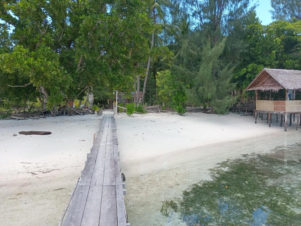 Ambower Homestay Raja Ampat Fam Bagian luar foto