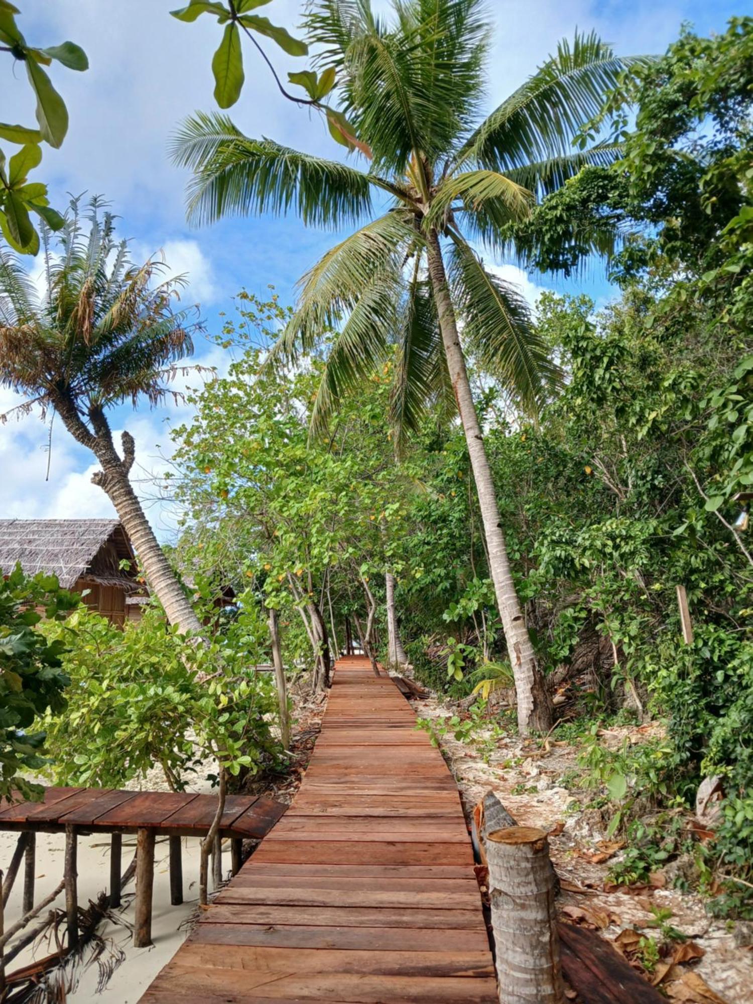 Ambower Homestay Raja Ampat Fam Bagian luar foto